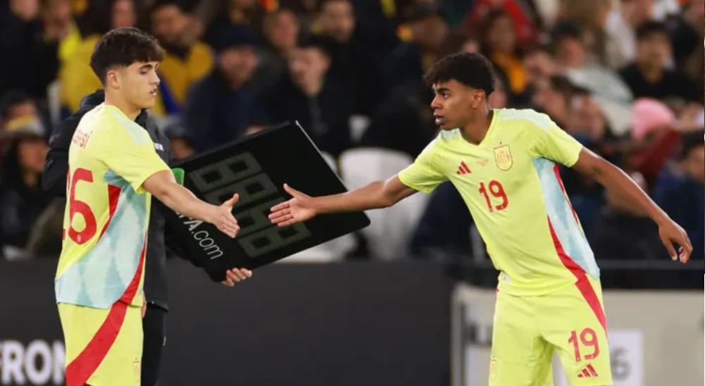 Pau Cubarsí e Lamine Yamal se substituem no clube do Barcelona
